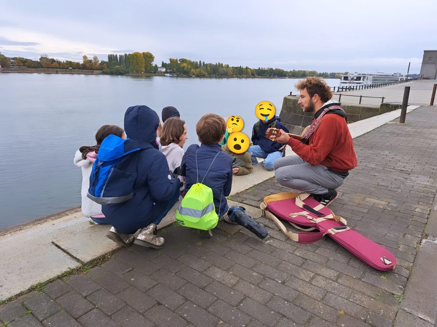Soma Nuscheler bei einem Musikprojekt mit Kindern an einer Förderschule in Mainz